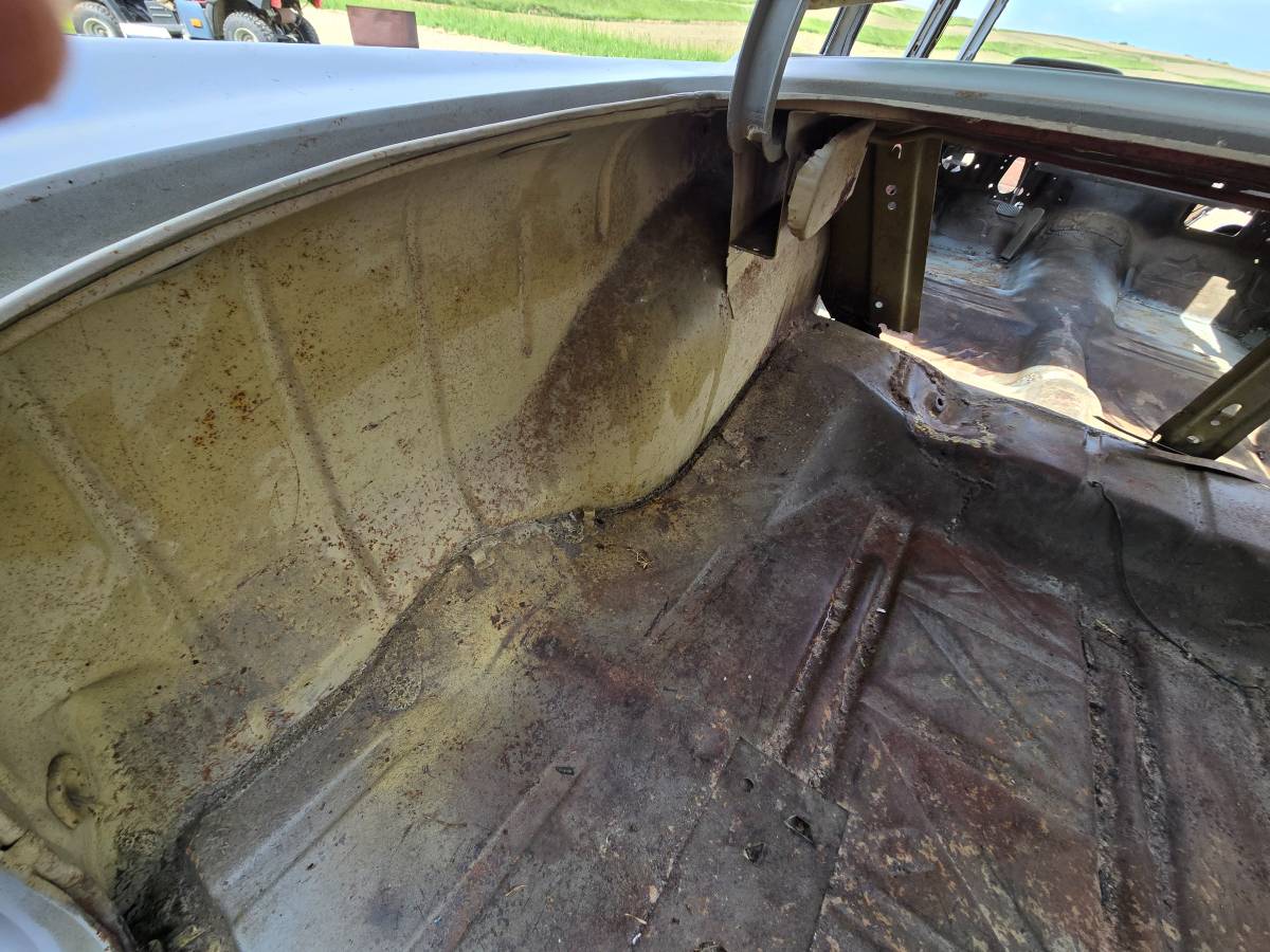 Chevrolet-4-door-sedan-1957-grey-17