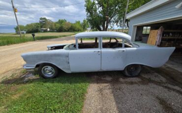 Chevrolet-4-door-sedan-1957-grey-2