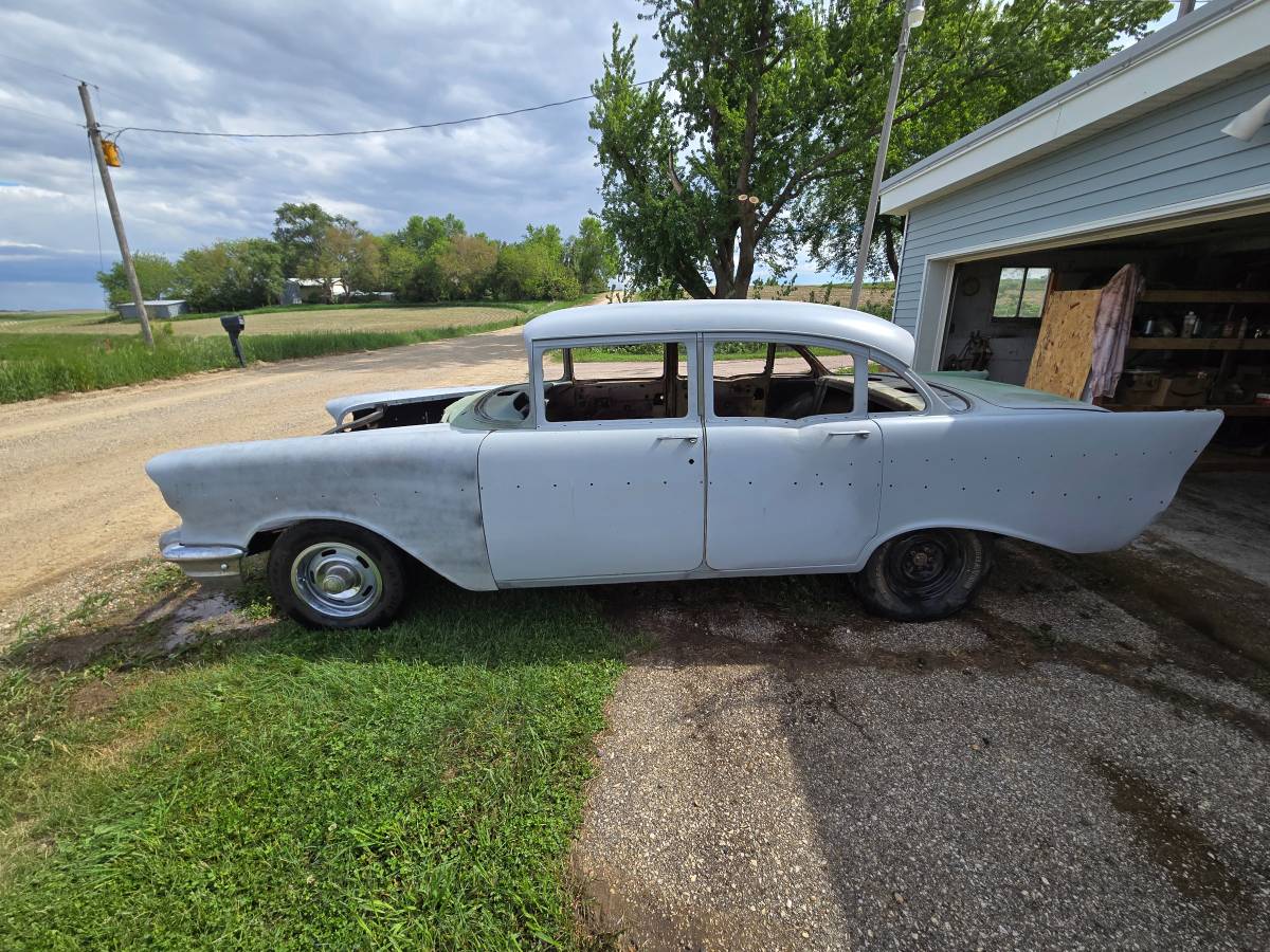 Chevrolet-4-door-sedan-1957-grey-2