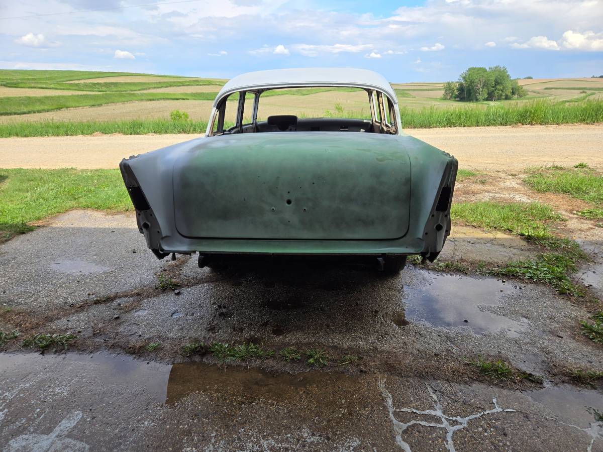 Chevrolet-4-door-sedan-1957-grey-22