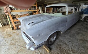 Chevrolet-4-door-sedan-1957-grey-3