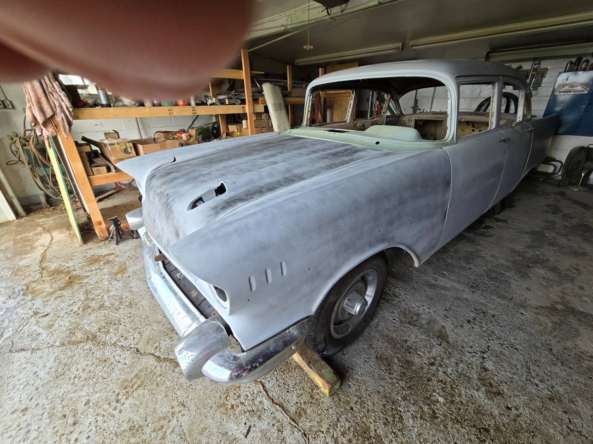 Chevrolet-4-door-sedan-1957-grey-3