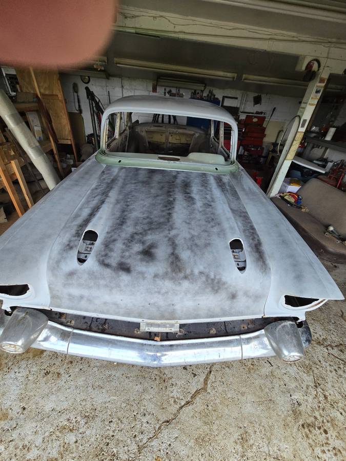Chevrolet-4-door-sedan-1957-grey-4