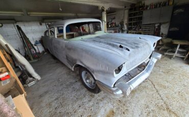 Chevrolet-4-door-sedan-1957-grey-5