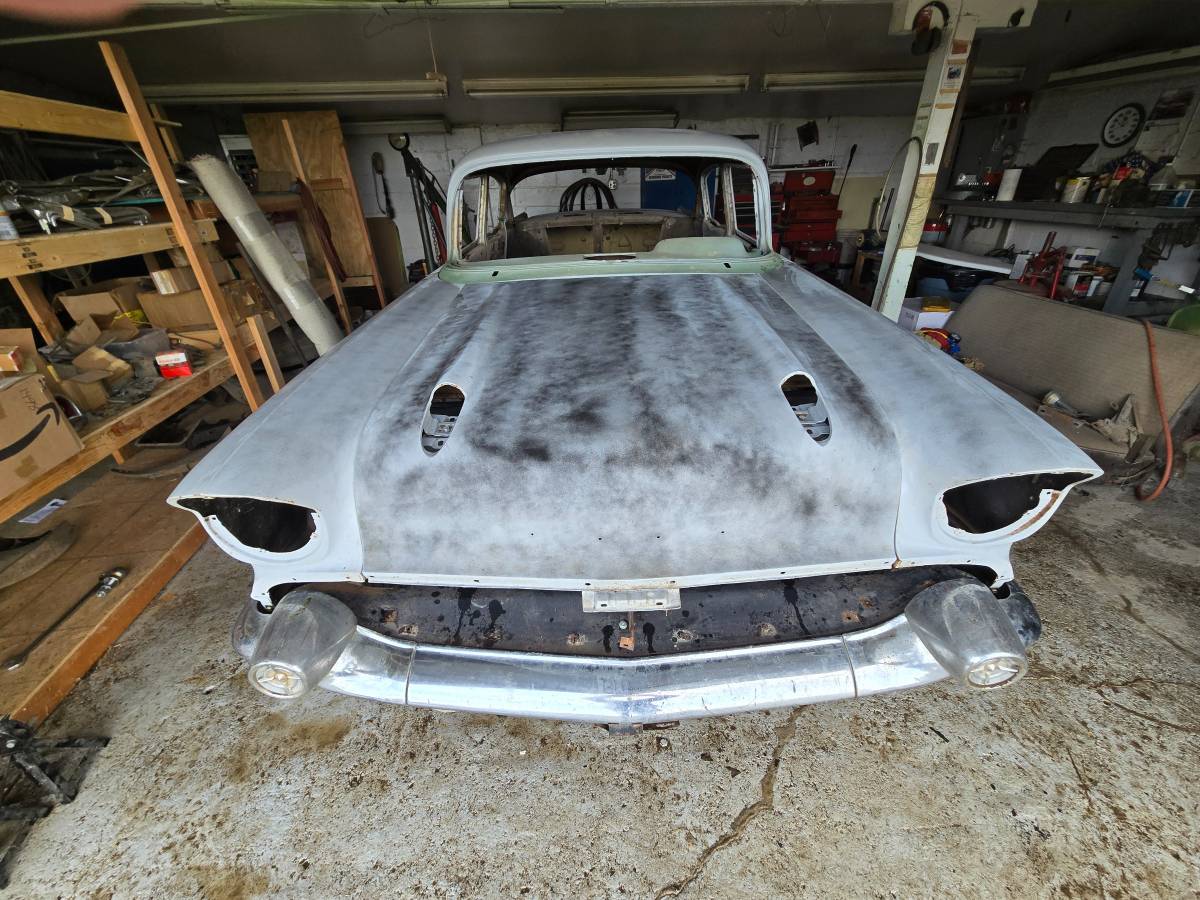 Chevrolet-4-door-sedan-1957-grey-6