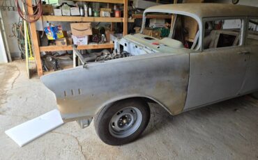 Chevrolet-4-door-sedan-1957-grey-8