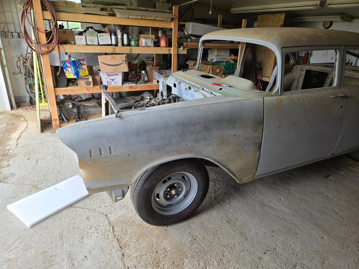 Chevrolet-4-door-sedan-1957-grey-8