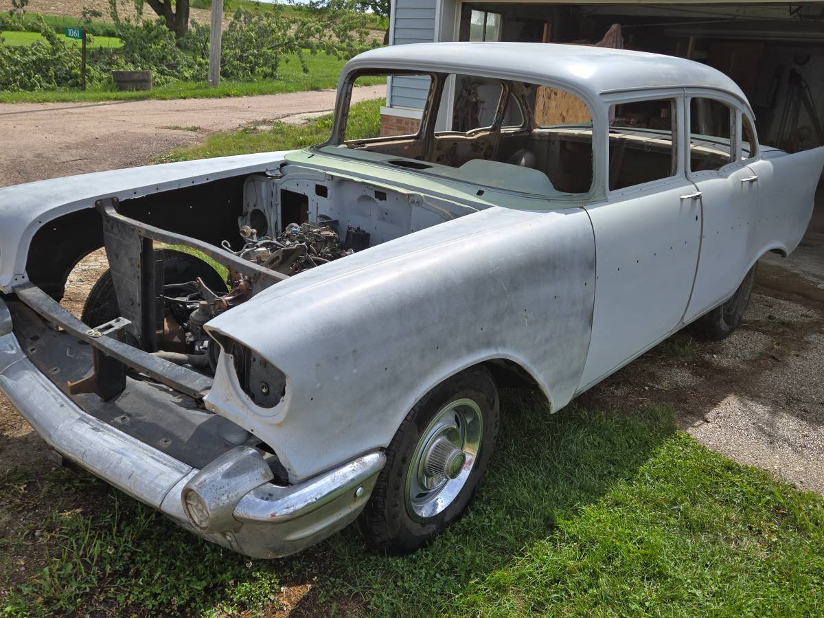 Chevrolet-4-door-sedan-1957-grey