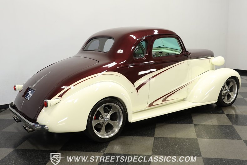 Chevrolet-5-window-1937-Burgundy-Cream-13
