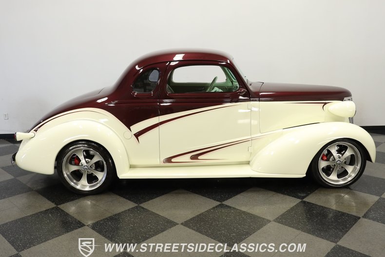 Chevrolet-5-window-1937-Burgundy-Cream-14