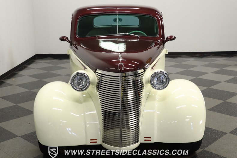 Chevrolet-5-window-1937-Burgundy-Cream-16
