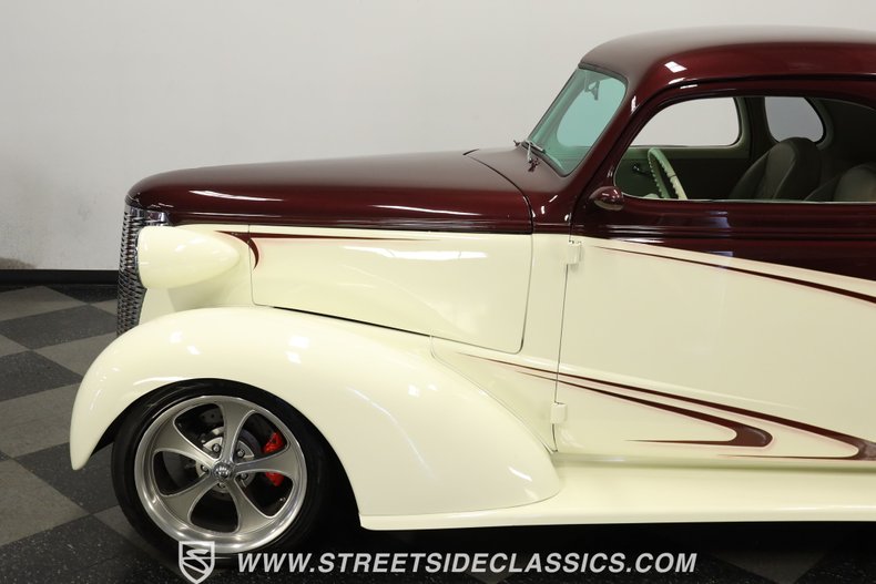 Chevrolet-5-window-1937-Burgundy-Cream-18