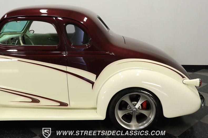 Chevrolet-5-window-1937-Burgundy-Cream-19