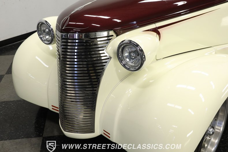 Chevrolet-5-window-1937-Burgundy-Cream-2