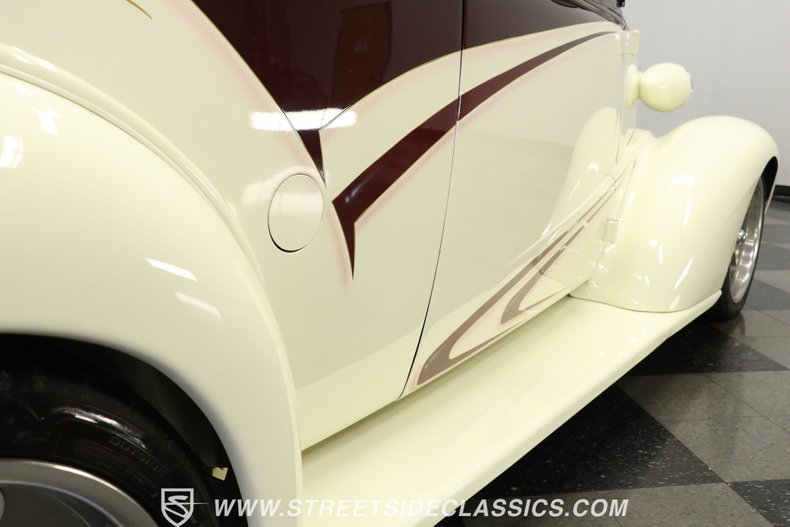 Chevrolet-5-window-1937-Burgundy-Cream-22