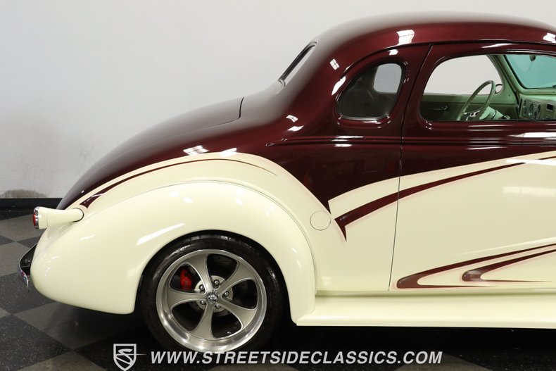 Chevrolet-5-window-1937-Burgundy-Cream-23