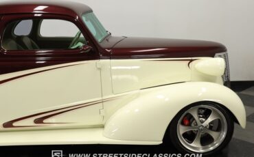 Chevrolet-5-window-1937-Burgundy-Cream-24