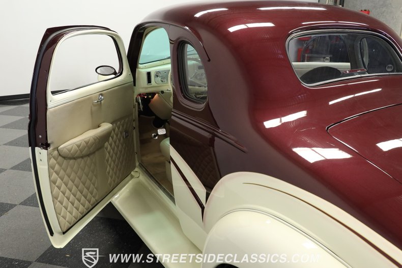 Chevrolet-5-window-1937-Burgundy-Cream-27