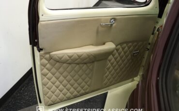 Chevrolet-5-window-1937-Burgundy-Cream-28