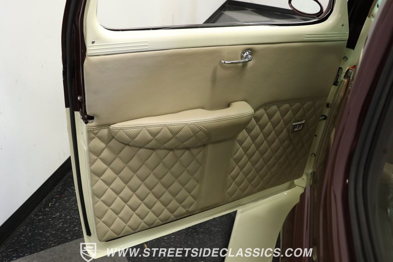 Chevrolet-5-window-1937-Burgundy-Cream-28