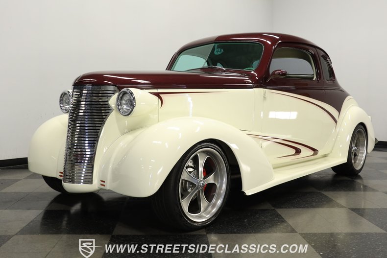 Chevrolet-5-window-1937-Burgundy-Cream-4
