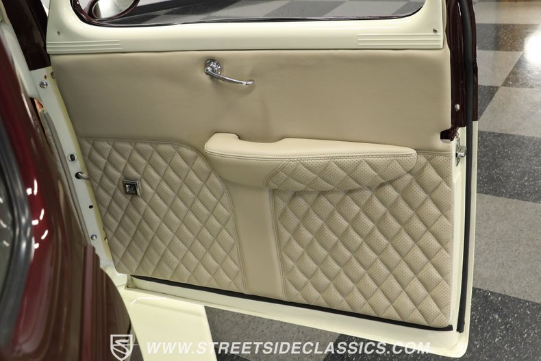 Chevrolet-5-window-1937-Burgundy-Cream-43