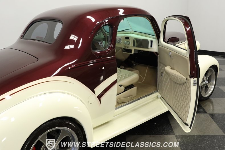 Chevrolet-5-window-1937-Burgundy-Cream-44