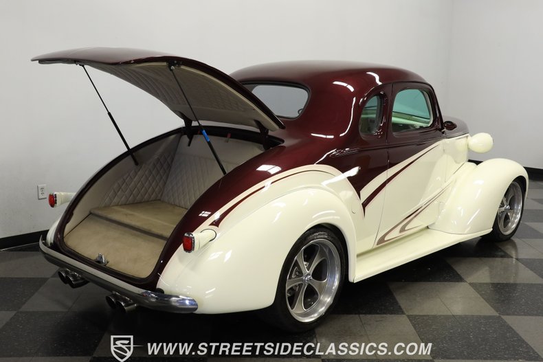 Chevrolet-5-window-1937-Burgundy-Cream-45