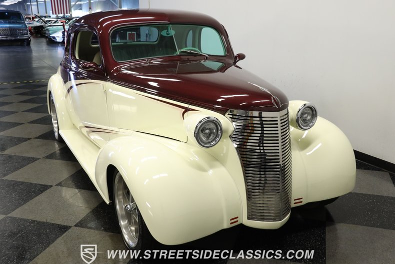 Chevrolet-5-window-1937-Burgundy-Cream-5