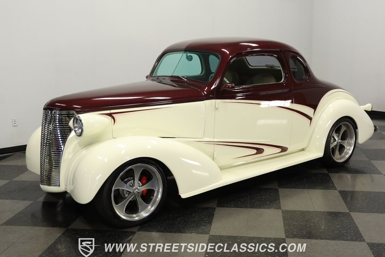 Chevrolet-5-window-1937-Burgundy-Cream-7