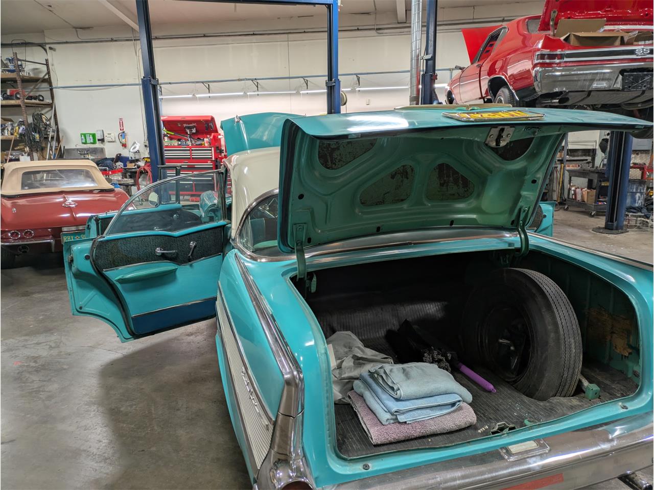 Chevrolet-Bel-air-1957-Ivory-over-Turquoise-Turquoise-and-Black-18
