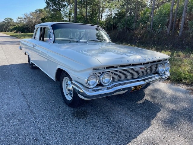 Chevrolet-Biscayne-1961-Coupe-3