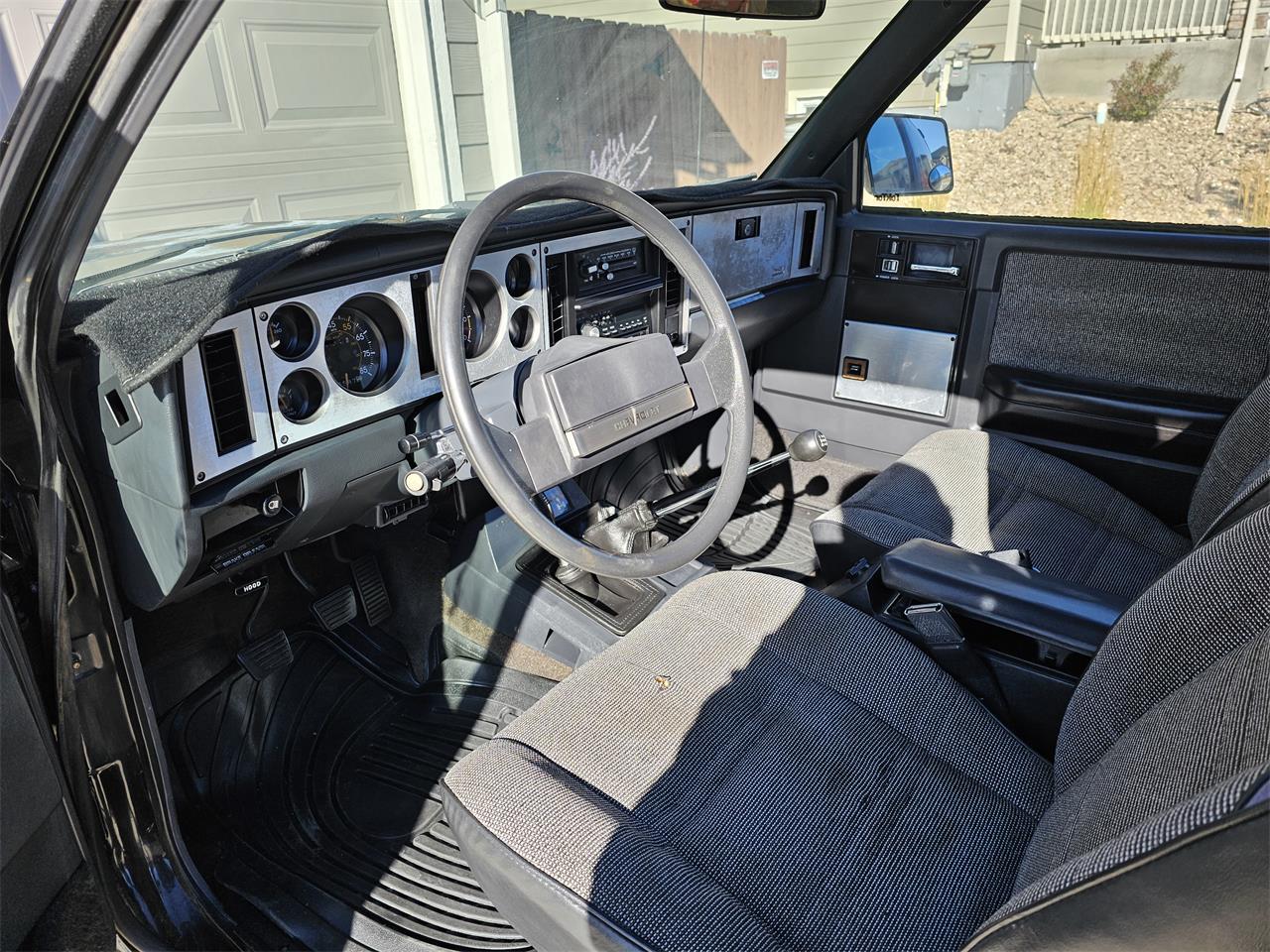 Chevrolet-Blazer-1985-Black-Gray-3