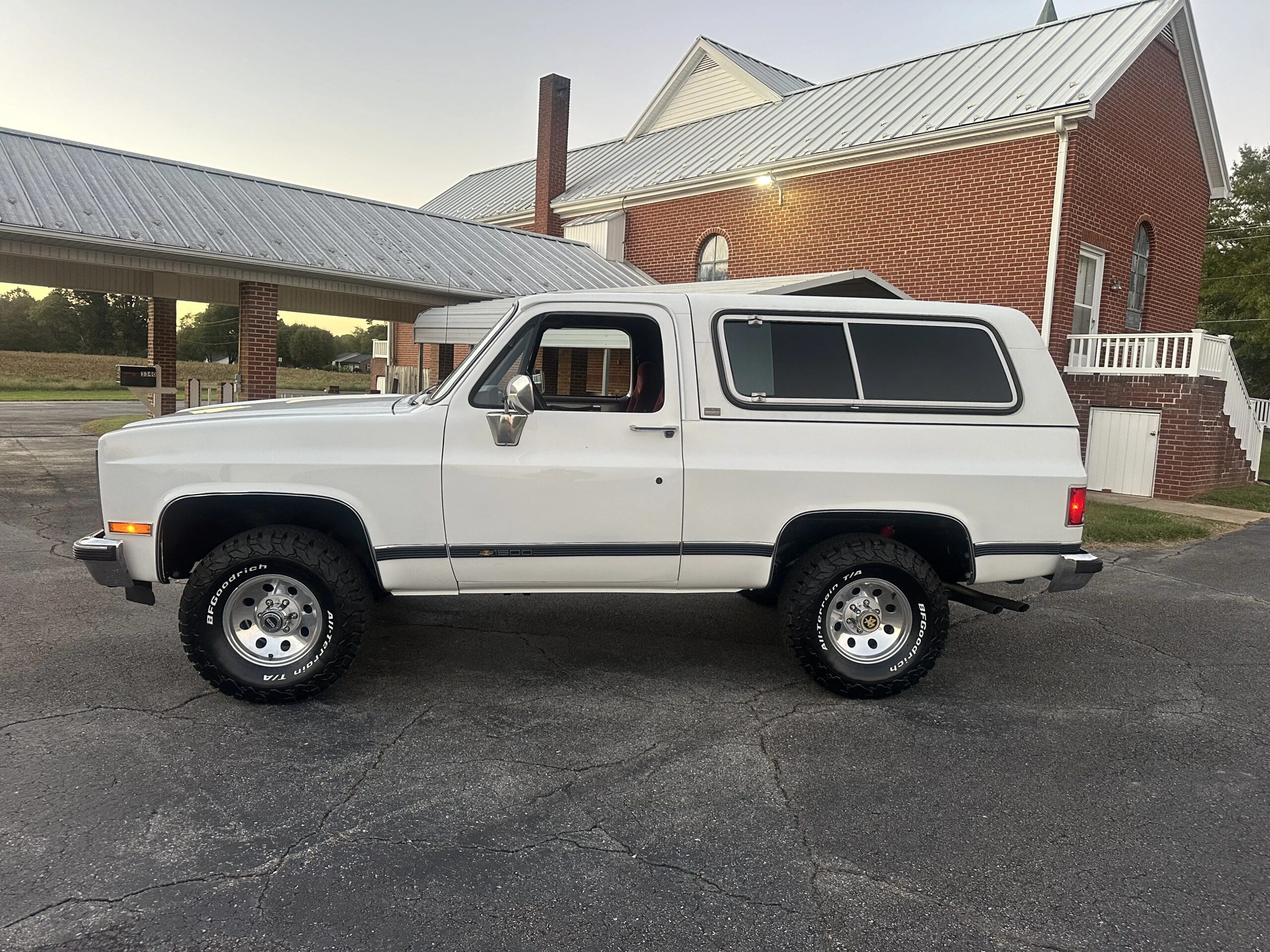 Chevrolet-Blazer-4wd-1989-White-Red