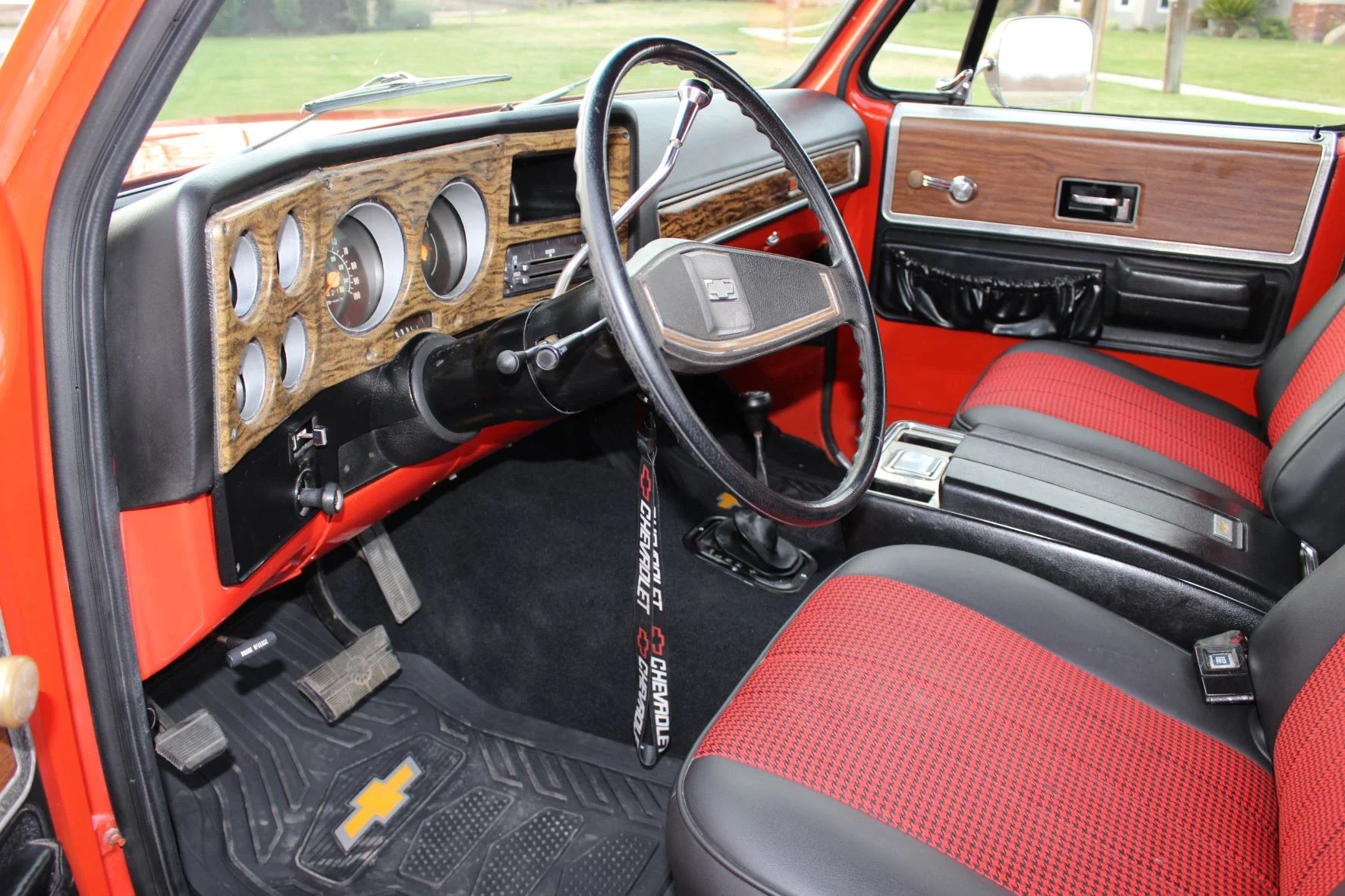 Chevrolet-Blazer-4wd-2-door-1976-Red-Black-27