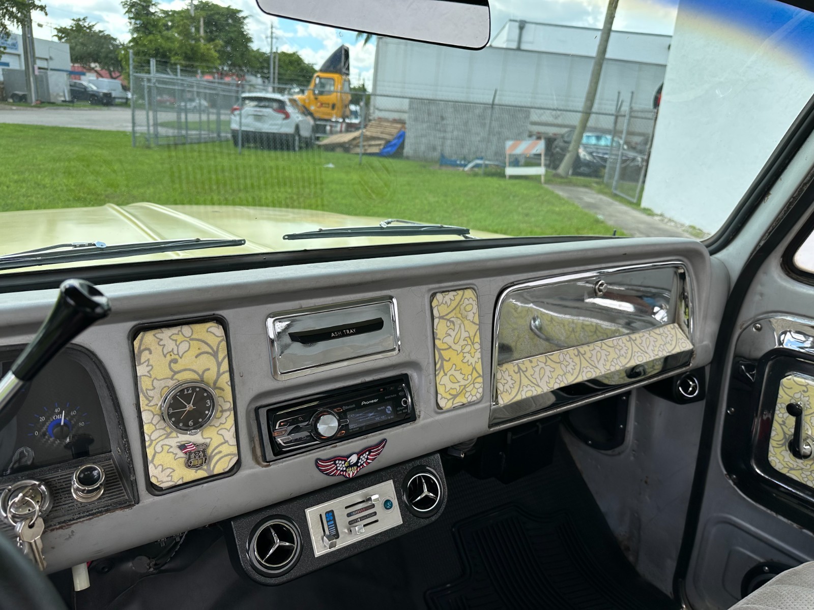 Chevrolet-C-10-1965-24