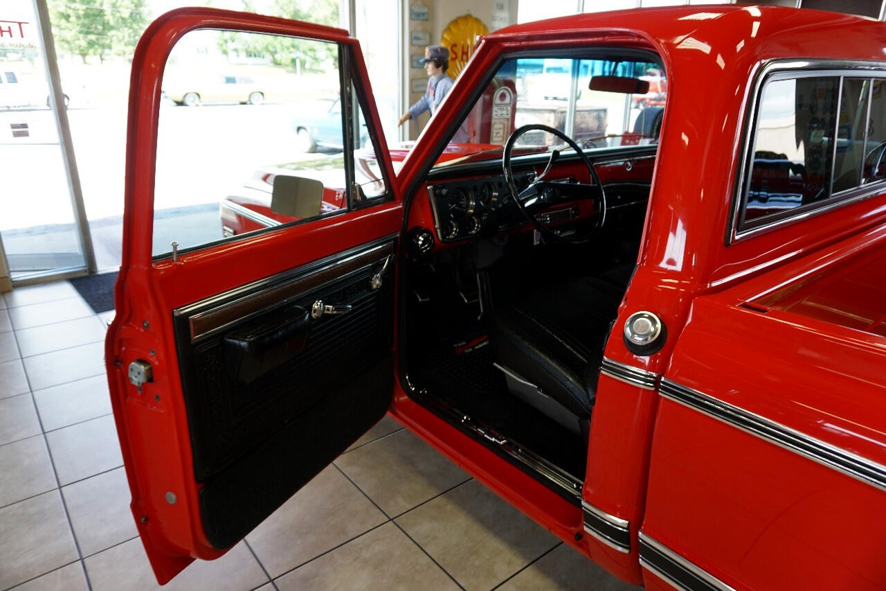 Chevrolet-C-10-1969-Classic-Car-22