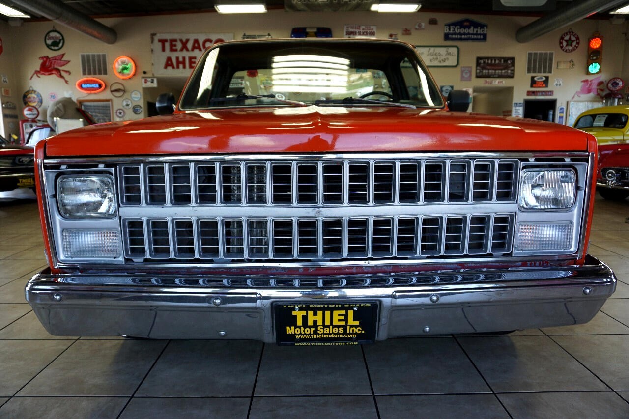 Chevrolet-C-10-1981-Classic-Car-11