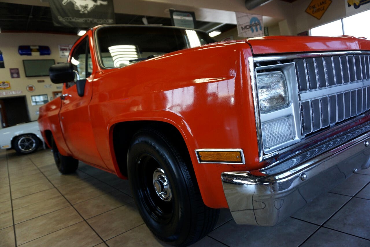 Chevrolet-C-10-1981-Classic-Car-12