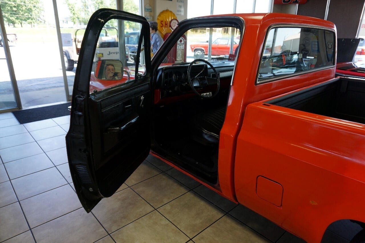 Chevrolet-C-10-1981-Classic-Car-19