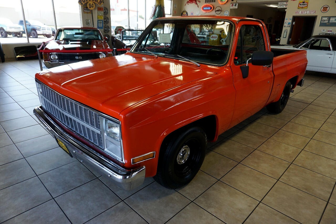 Chevrolet-C-10-1981-Classic-Car-2