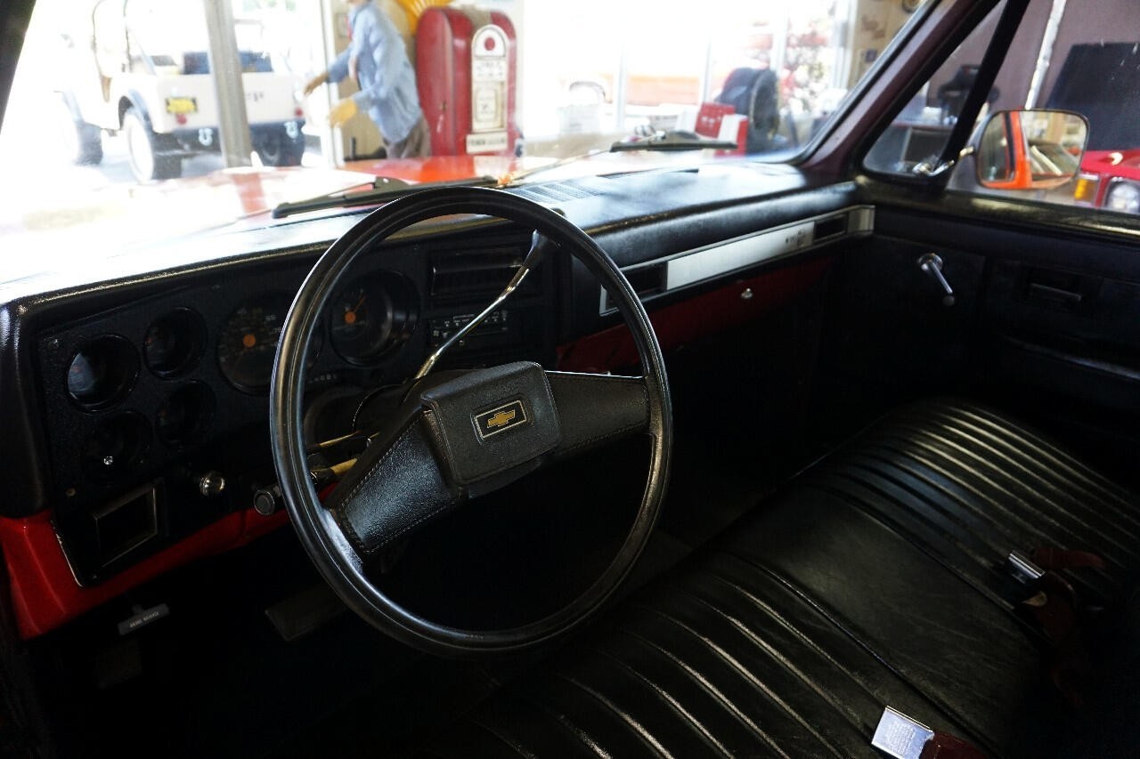 Chevrolet-C-10-1981-Classic-Car-21