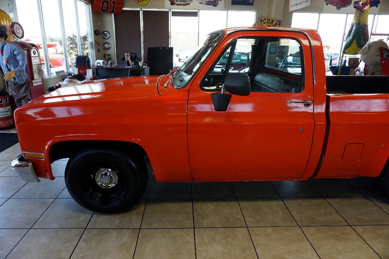 Chevrolet-C-10-1981-Classic-Car-38