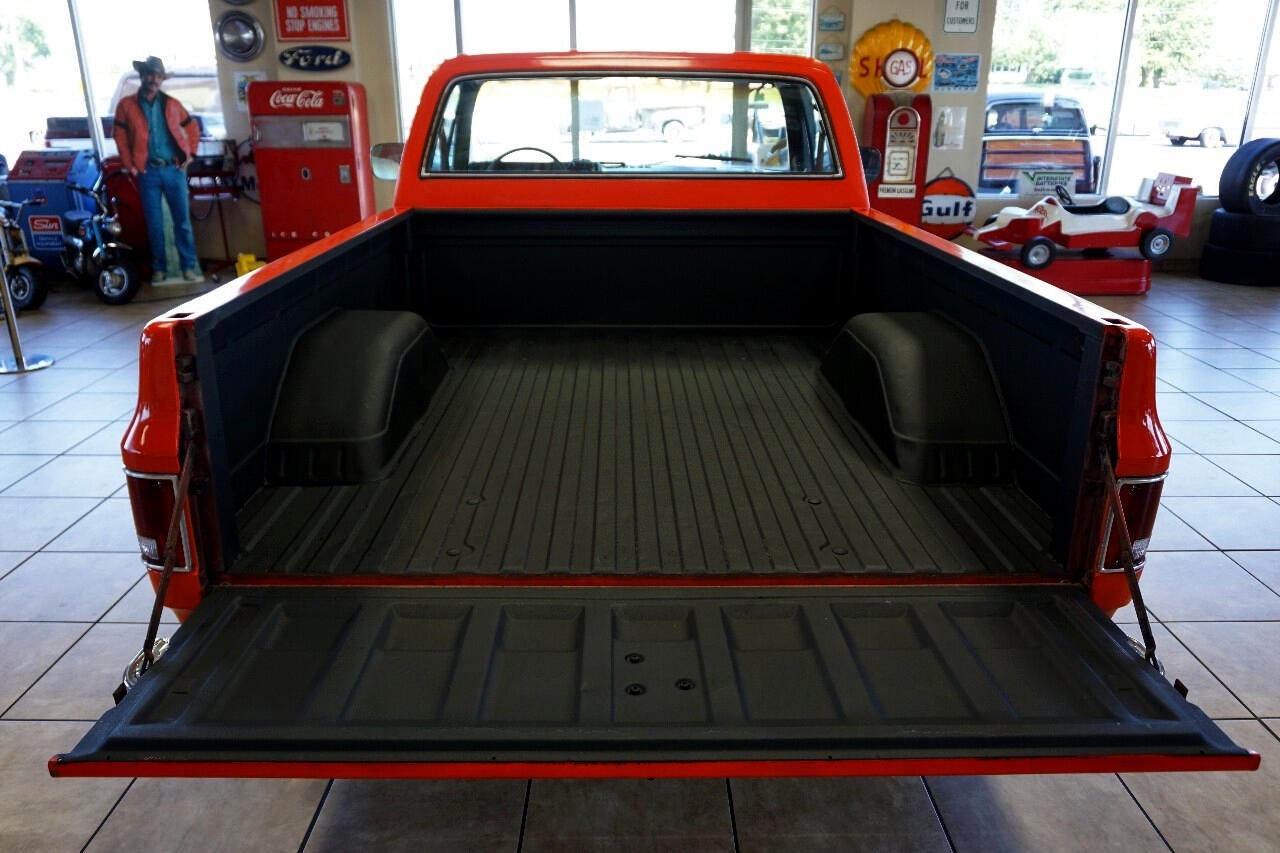 Chevrolet-C-10-1981-Classic-Car-6
