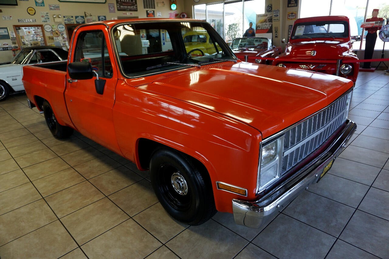 Chevrolet-C-10-1981-Classic-Car-9