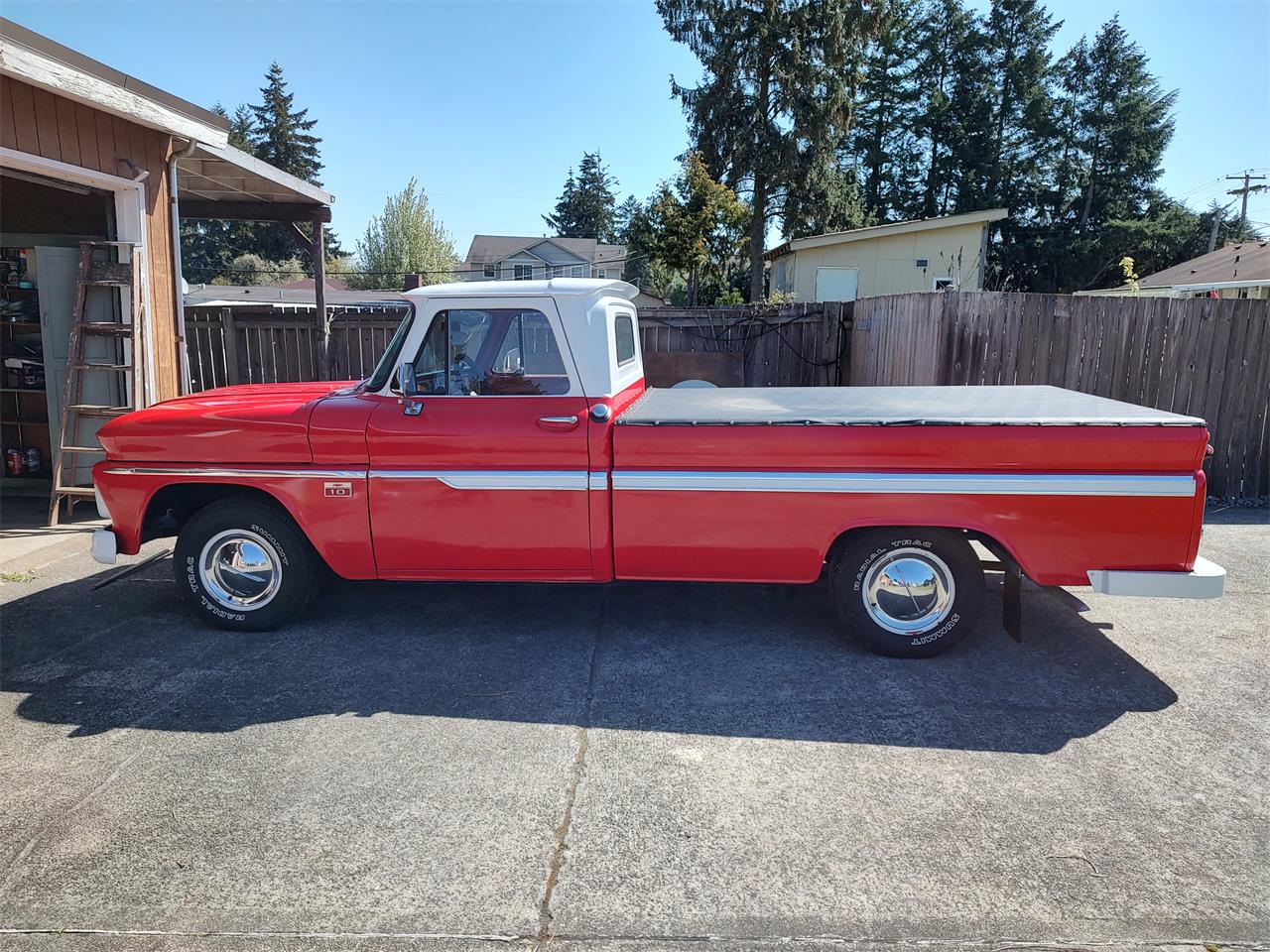 Chevrolet-C10-1966-Red-and-white-Brown