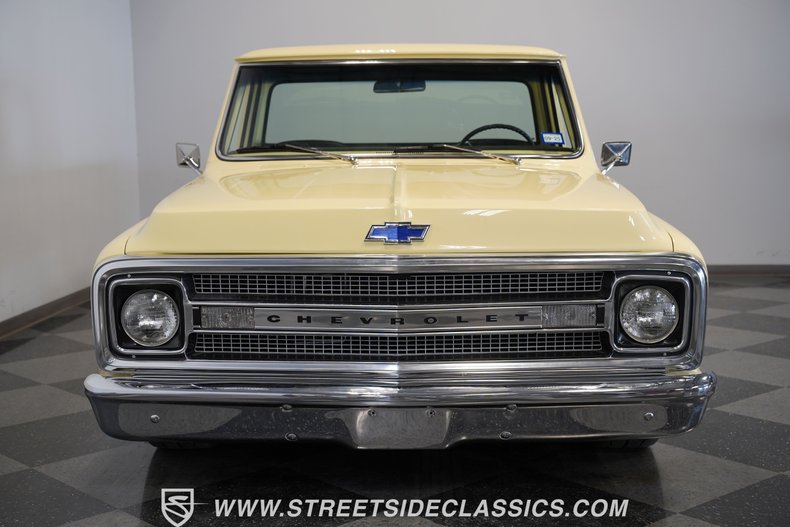 Chevrolet-C10-1969-Butternut-Yellow-Black-25