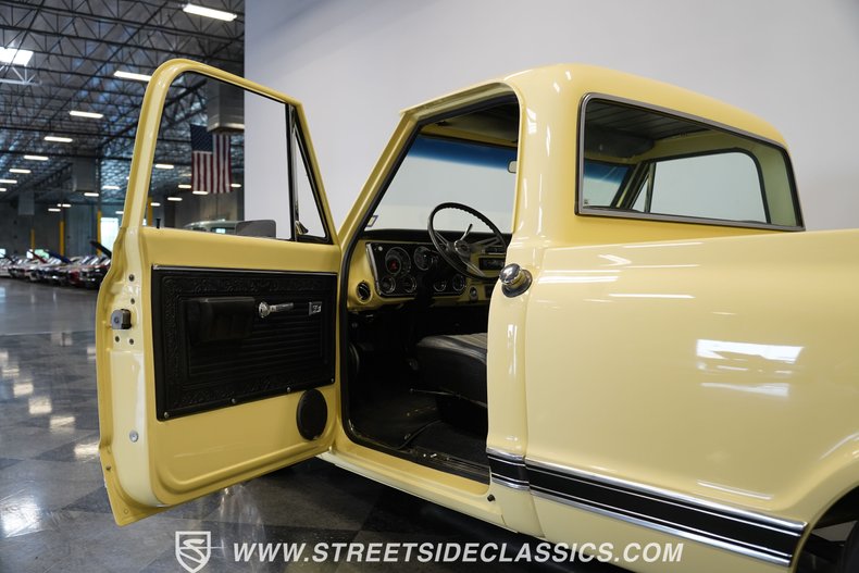 Chevrolet-C10-1969-Butternut-Yellow-Black-40