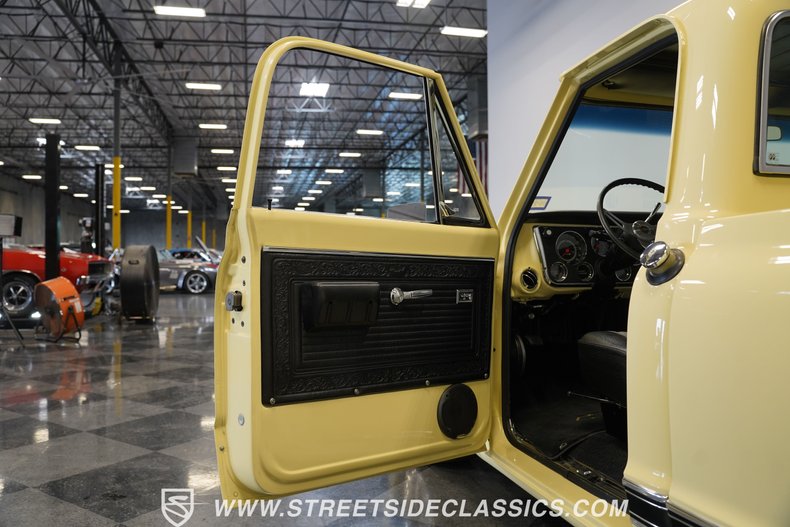 Chevrolet-C10-1969-Butternut-Yellow-Black-41