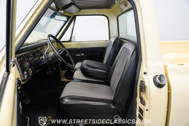 Chevrolet-C10-1969-Butternut-Yellow-Black-42